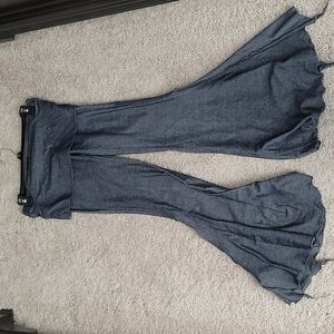 Pants with opening on the side and with pockets